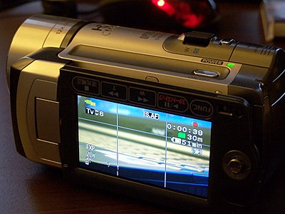 Hands on the new Canon HF11-hf10-lcd.jpg