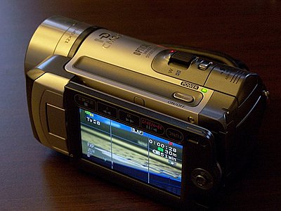 Hands on the new Canon HF11-hf10-lcd1.jpg