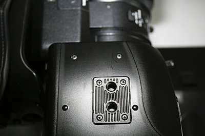 Are EX3s shipping with tripod mounting fitting?-ex3_005.jpg