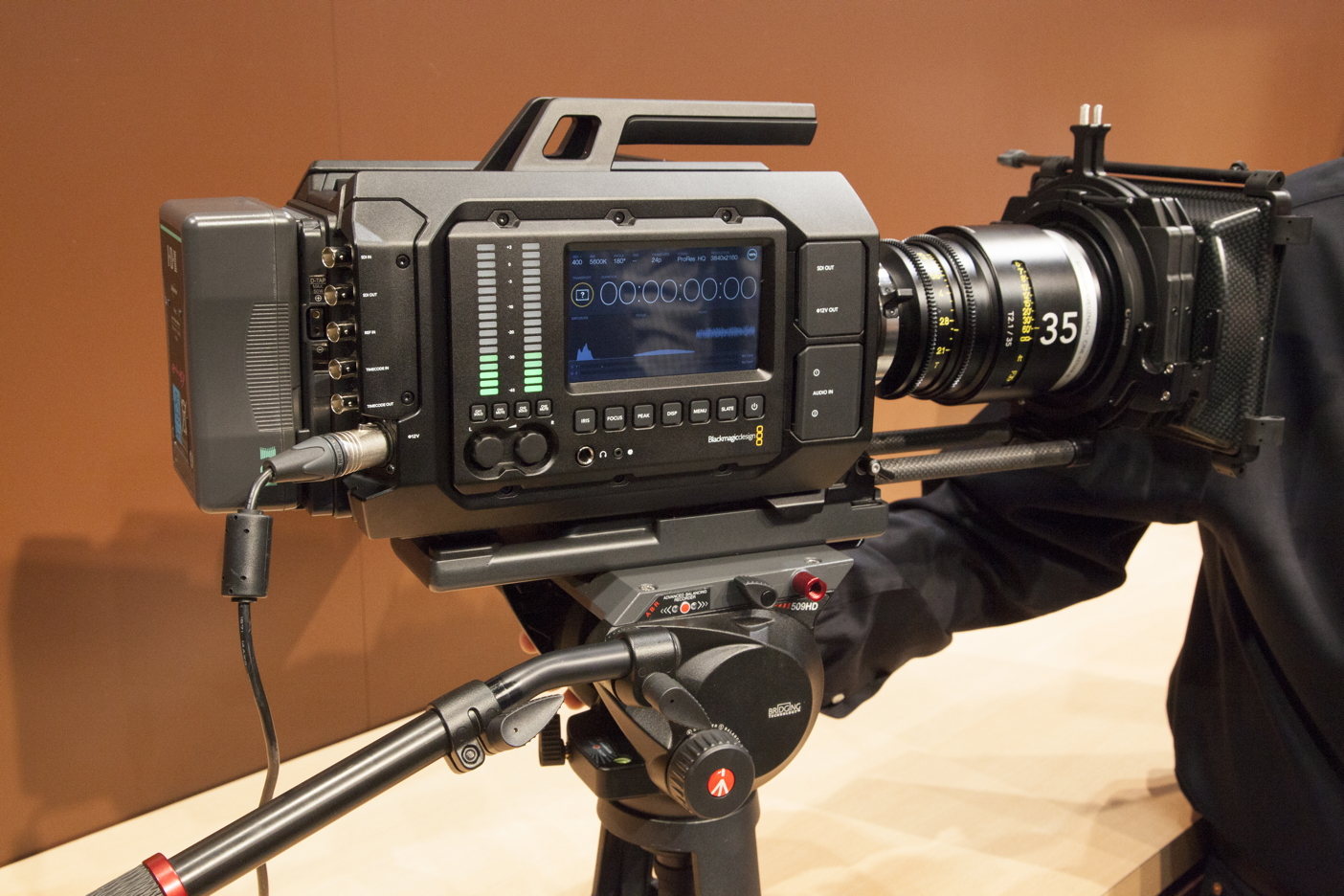 Blackmagic. Блэк Мэджик камера. Блэк Мэджик Урса. Блэк Мэджик 12к. Blackmagic Ursa 2014.